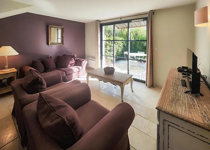 2 Bedroom Lovely In St-laurent-de-la-carbr Vakantiehuis